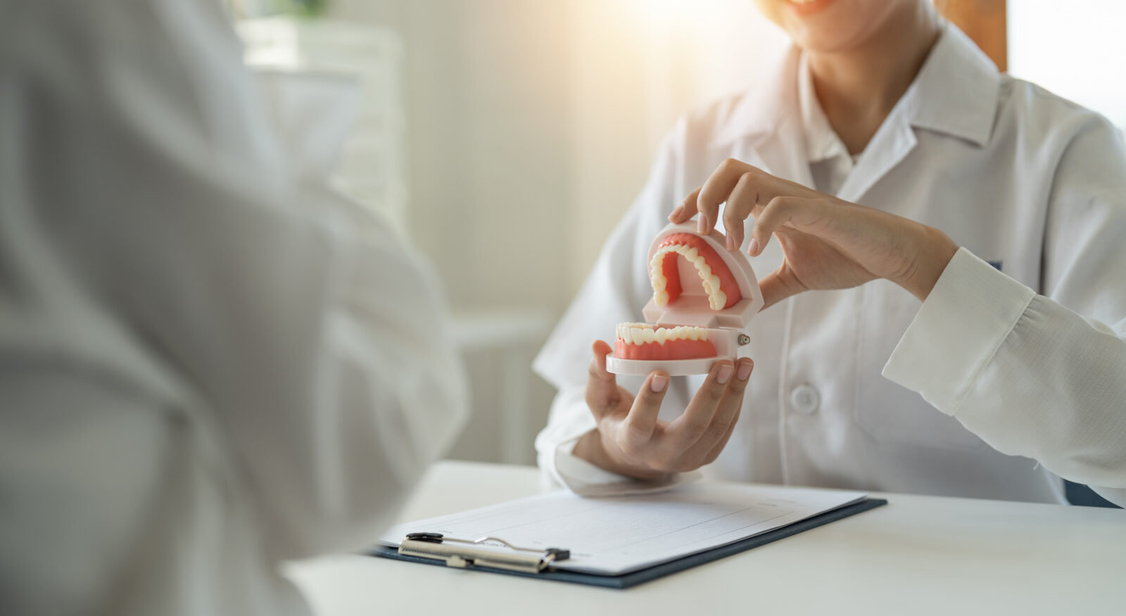 Zahnarzt und Patient besprechen All-on-4 Kostenplan – All-on-4 Kosten Berlin Konzeptdental
